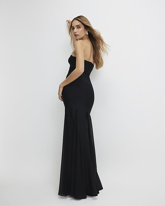 Svart bodycon-klänning med godetkjol