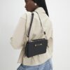 Svart boxig crossbody-väska