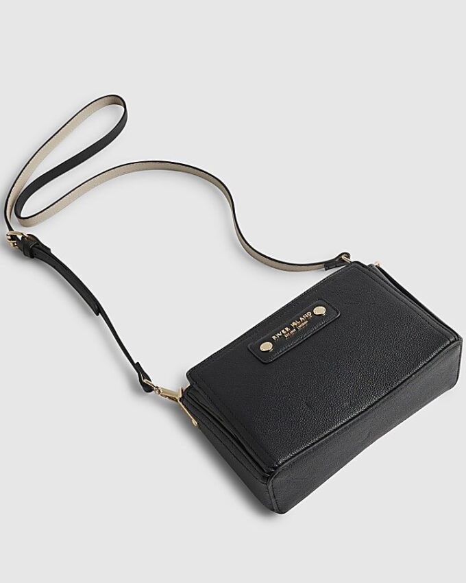 Svart boxig crossbody-väska