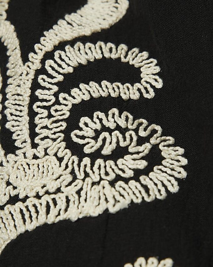 Svart broderad linne