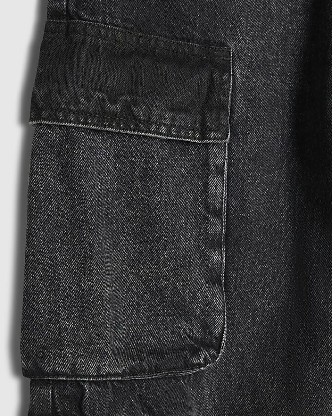 Svart cargojeans med lös passform