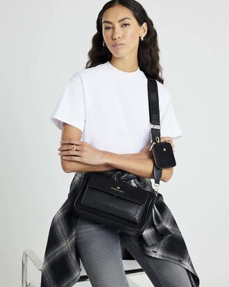 Svart crossbody-väska i imiterat mocka med monogram