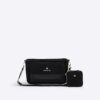 Svart crossbody-väska i imiterat mocka med monogram