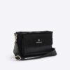 Svart crossbody-väska i imiterat mocka med monogram