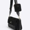 Svart crossbody-väska i imiterat mocka med monogram
