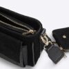 Svart crossbody-väska i imiterat mocka med monogram
