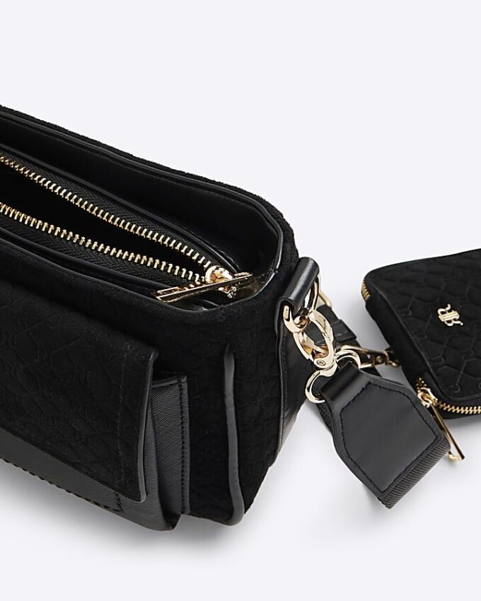 Svart crossbody-väska i imiterat mocka med monogram