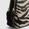 Svart crossbody-väska i ponnyhårsläder med zebramönster