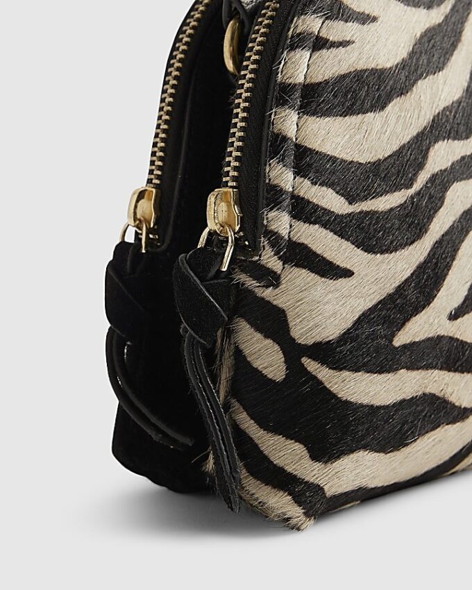 Svart crossbody-väska i ponnyhårsläder med zebramönster