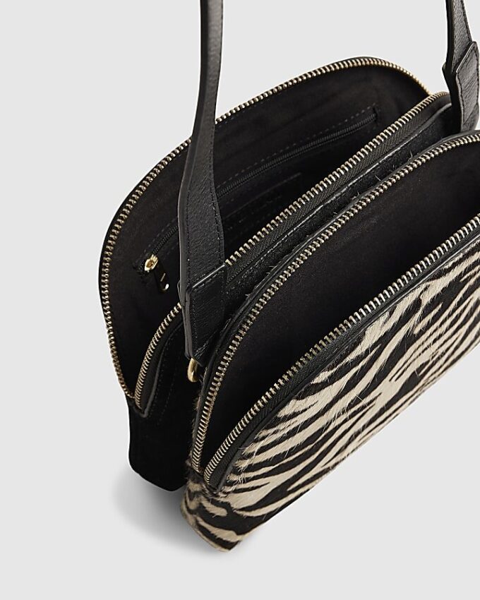 Svart crossbody-väska i ponnyhårsläder med zebramönster