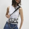 Svart crossbody-väska med daisy-tryck
