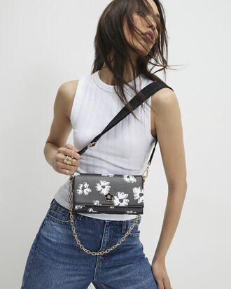 Svart crossbody-väska med daisy-tryck