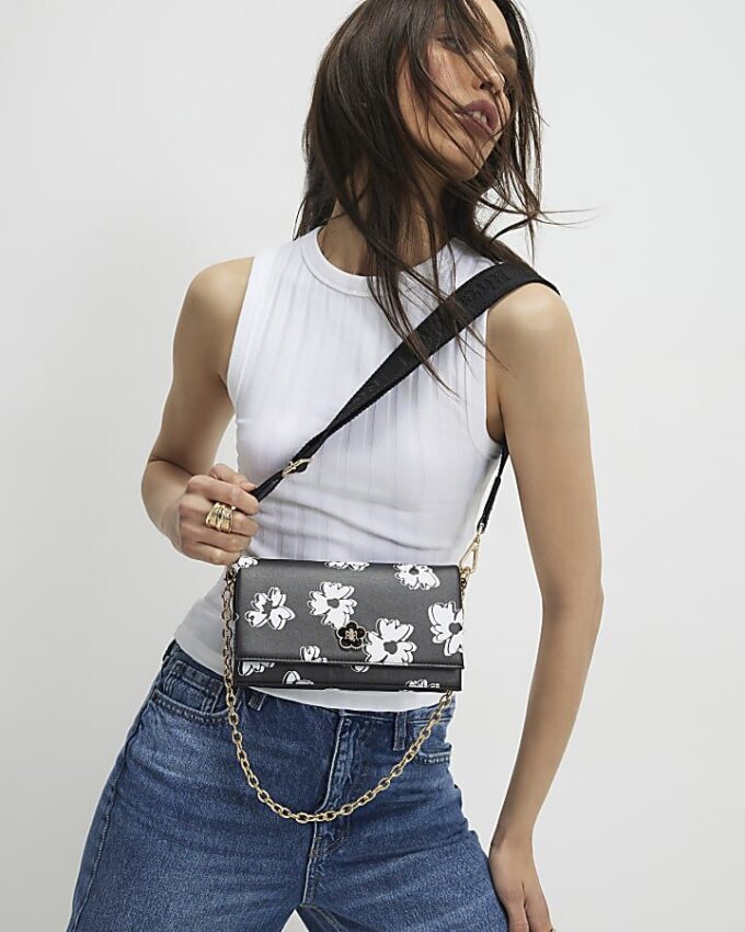 Svart crossbody-väska med daisy-tryck