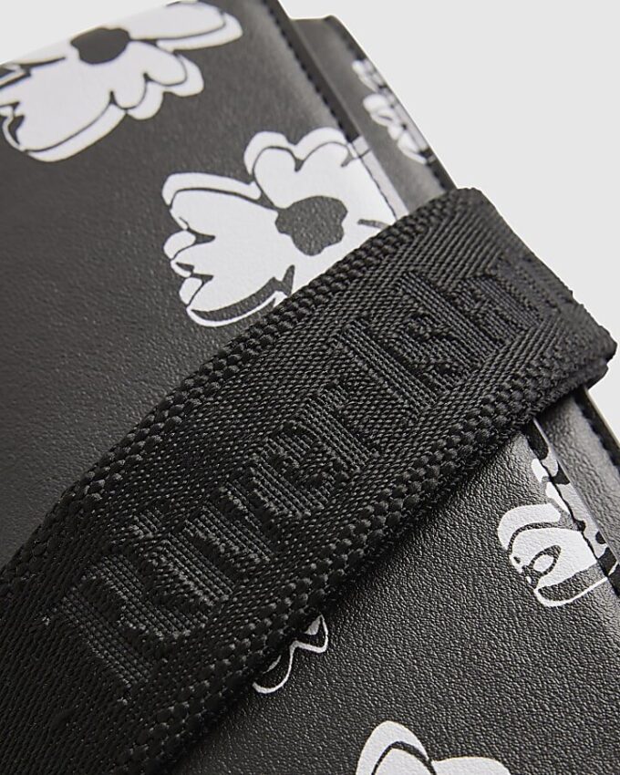 Svart crossbody-väska med daisy-tryck