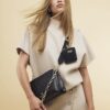 Svart crossbody-väska med präglad kedja