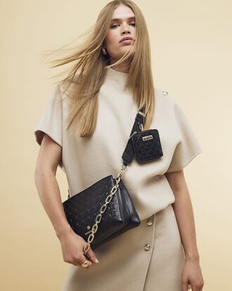 Svart crossbody-väska med präglad kedja