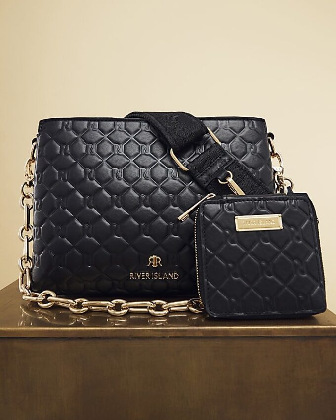 Svart crossbody-väska med präglad kedja