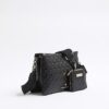 Svart crossbody-väska med präglad kedja