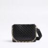 Svart crossbody-väska med präglad kedja