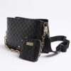 Svart crossbody-väska med präglad kedja