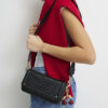 Svart crossbody-väska med präglad körsbärscharm