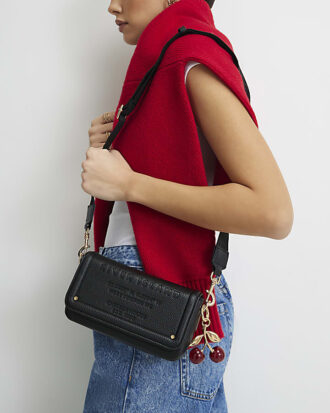 Svart crossbody-väska med präglad körsbärscharm
