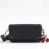 Svart crossbody-väska med präglad körsbärscharm