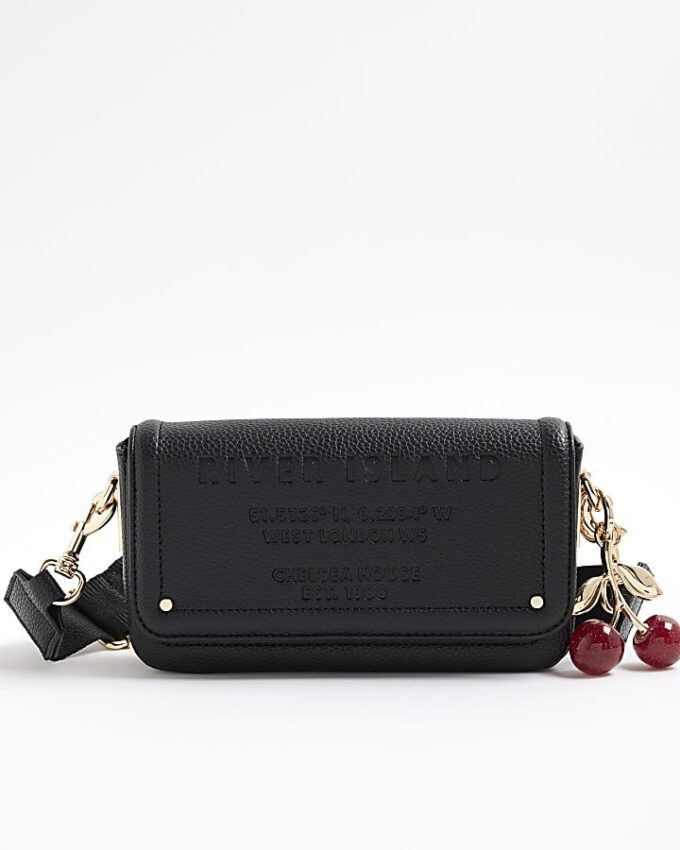 Svart crossbody-väska med präglad körsbärscharm