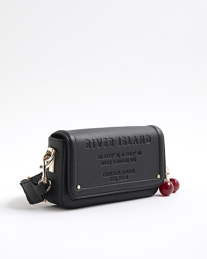 Svart crossbody-väska med präglad körsbärscharm