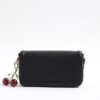 Svart crossbody-väska med präglad körsbärscharm