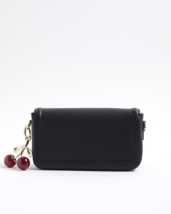 Svart crossbody-väska med präglad körsbärscharm