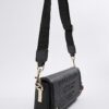 Svart crossbody-väska med präglad körsbärscharm