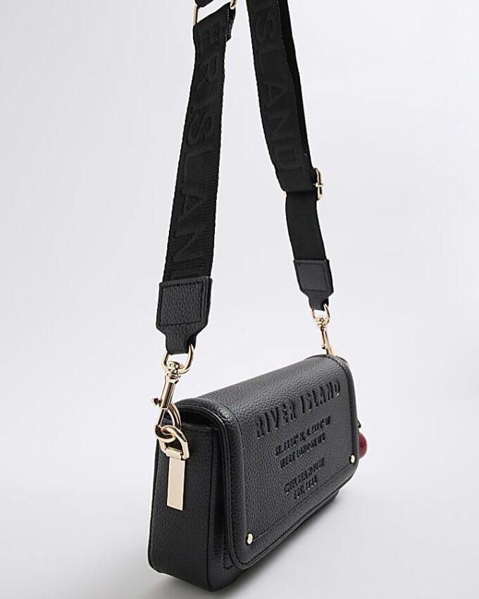 Svart crossbody-väska med präglad körsbärscharm