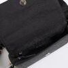 Svart crossbody-väska med präglad körsbärscharm