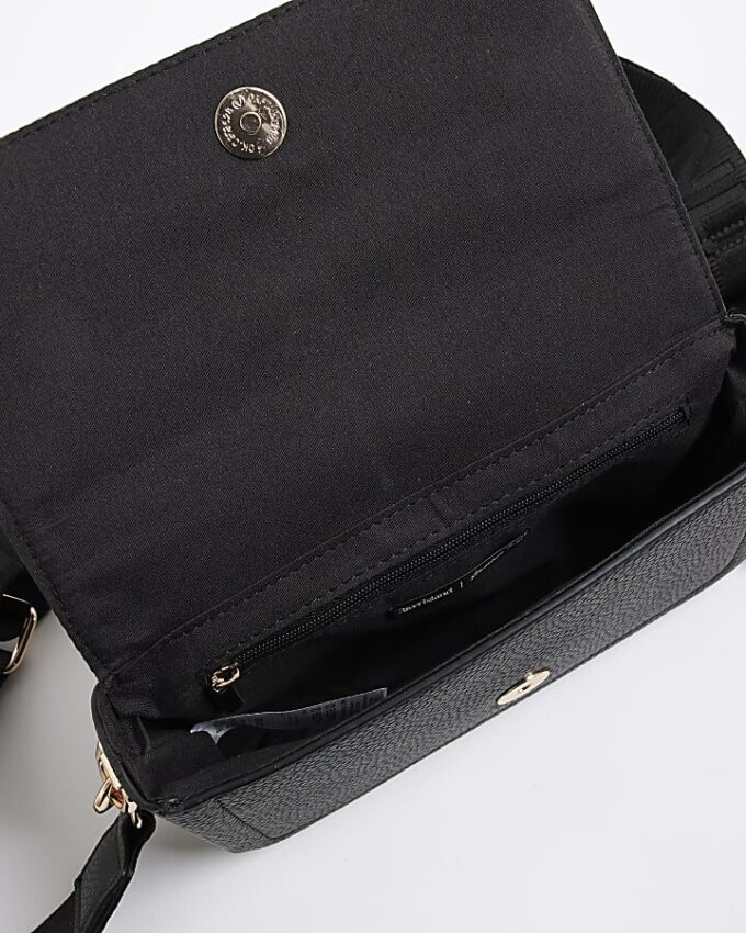 Svart crossbody-väska med präglad körsbärscharm