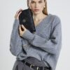 Svart crossbody-väska med präglat monogram