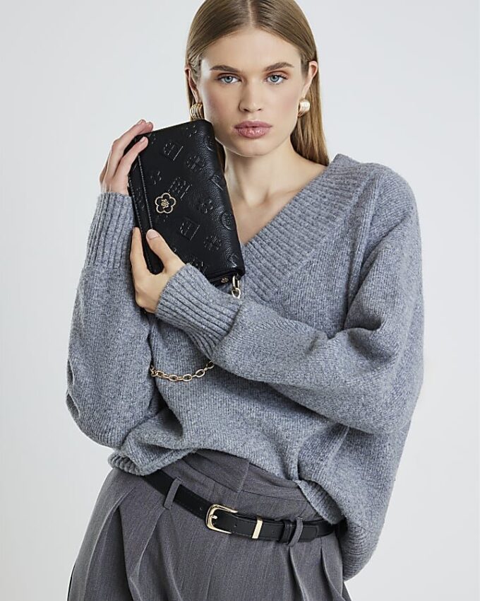 Svart crossbody-väska med präglat monogram
