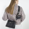 Svart crossbody-väska med präglat monogram