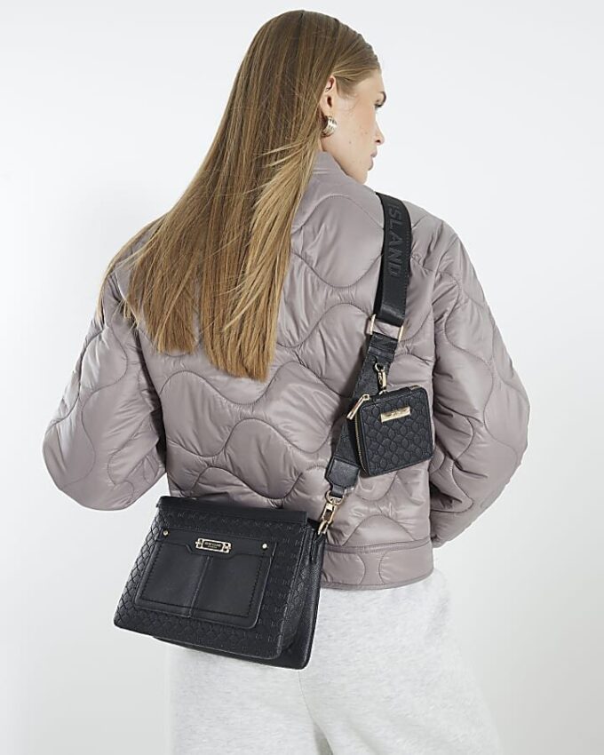Svart crossbody-väska med präglat monogram