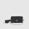 Svart crossbody-väska med präglat monogram