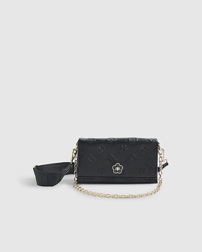Svart crossbody-väska med präglat monogram