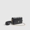 Svart crossbody-väska med präglat monogram