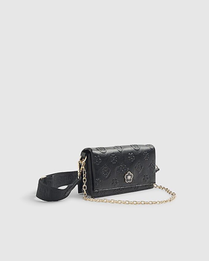 Svart crossbody-väska med präglat monogram