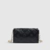 Svart crossbody-väska med präglat monogram