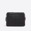 Svart crossbody-väska med präglat monogram