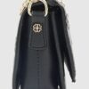 Svart crossbody-väska med präglat monogram