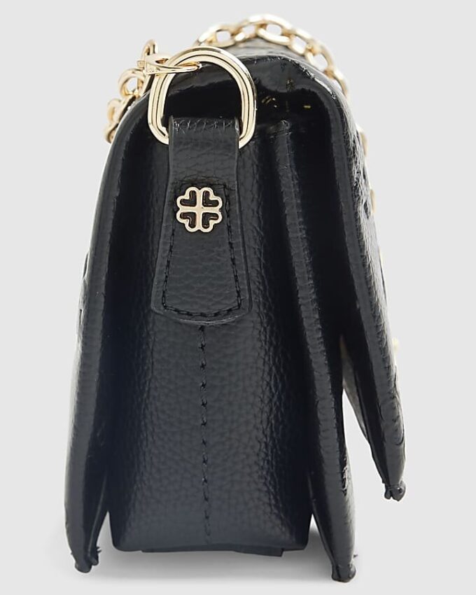 Svart crossbody-väska med präglat monogram