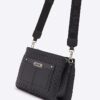 Svart crossbody-väska med präglat monogram