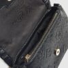 Svart crossbody-väska med präglat monogram