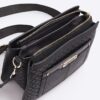 Svart crossbody-väska med präglat monogram